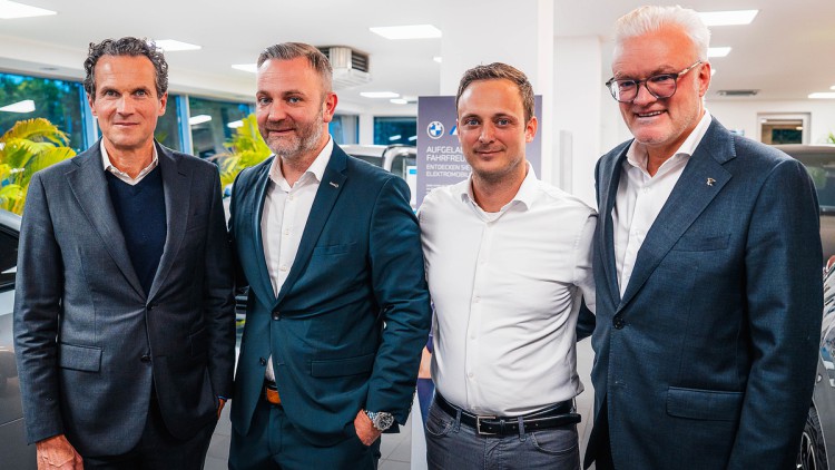 V.l.n.r.: Peter Reisacher (Inhaber und Geschäftsführer), Martin Jennissen (Geschäftsführer Müller & Klöck) Robin Herd (Geschäftsleiter Landsberg) und Andreas Schlachter (Geschäftsführer Reisacher)                                                           