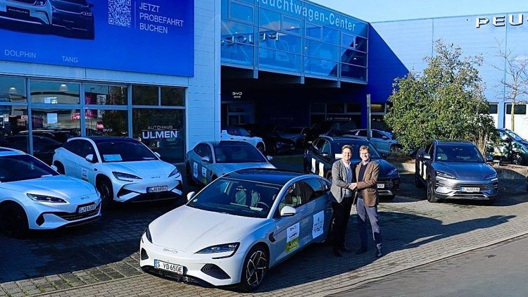 Fahrzeugübergabe mit Klaus Gutberlet, Geschäftsführer des Autohaus Ulmen (li.), und DTB-Präsident Dietloff von Arnim 