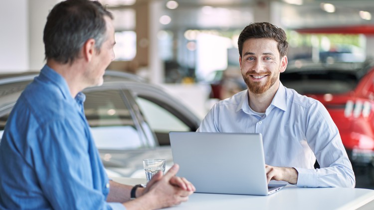 Verkaufsgespräch in einem Autohaus