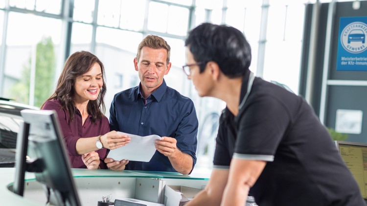 Kundschaft im Autohaus