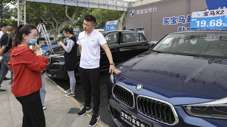 Chinesischer Markt: Autobauer setzen deutlich mehr Fahrzeuge an Händler ab 