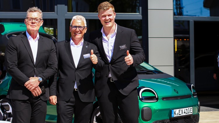 Die Autowelt-Führungsmannschaft mit Oliver Hartmann, Wito Wagner und Yannick Hartmann (v.l.n.r.) am neuen Renault Twingo