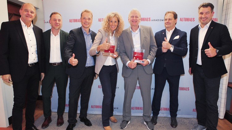 Ralph M. Meunzel, Steve Joachim (l.) und Christian Ciupka (r.) mit den Gesamtsiegern des AH-VersichgerungsMonitors (ab 3.v.l.): Gerold Riemer, Jessica Schnabel (beide Toyota Insurance Management), Martin Spangenberg (Hauptbevollmächtiger AND-E) und Michae