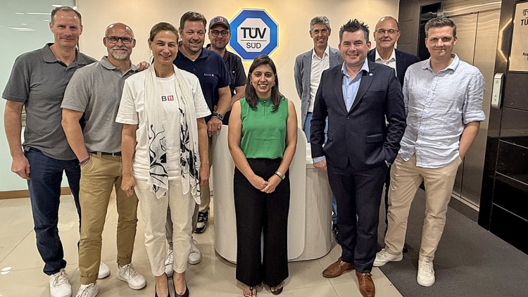 Bank11 goes India-Reisegruppe beim Besuch von TÜV Süd South Asia