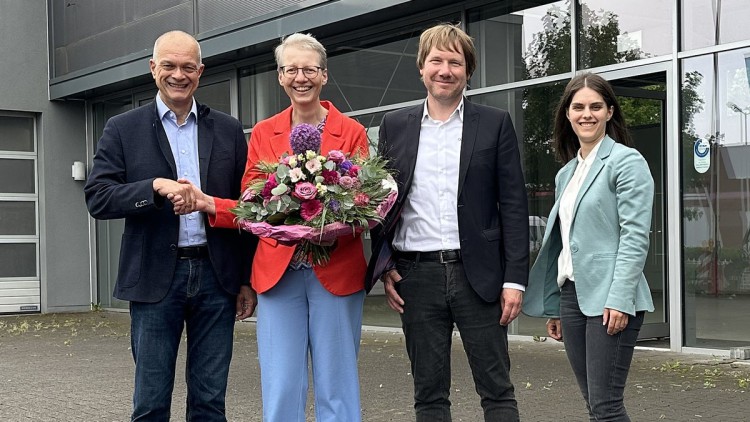 Schlüsselübergabe (v.l.n.r.): Reiner Irlenbusch (Geschäftsführer der Bergland Gruppe), Petra Pientka (Geschäftsführerin der Gebrüder Nolte Gruppe), Gunnar Hankow (Filialleiter des neuen Autohauses) und Verena Irlenbusch (Geschäftsführerin der Bergland Gru