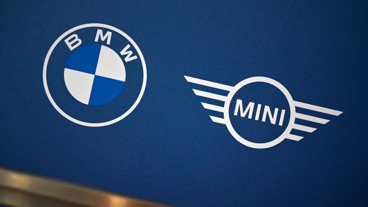 Logos von BMW und Mini auf einem Display