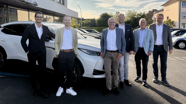 Von links: Marco Urosevic, Verkäufer MG, David Zander, Network Inside Sales Manager, Stefan Greving, Geschäftsführer Jungeblut, Karsten Dornheim, Senior Network Development Manager, Gerd Boomers, Inhaber Boomers Gruppe, Jens Feldkamp, Marketingleiter Boom
