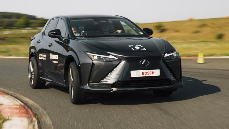 Die Sensoren und Aktuatoren in Rädern, Bremsen, Lenkung, Antriebsstrang und Federung werden von der neuen Software im zentralen Rechner gesteuert