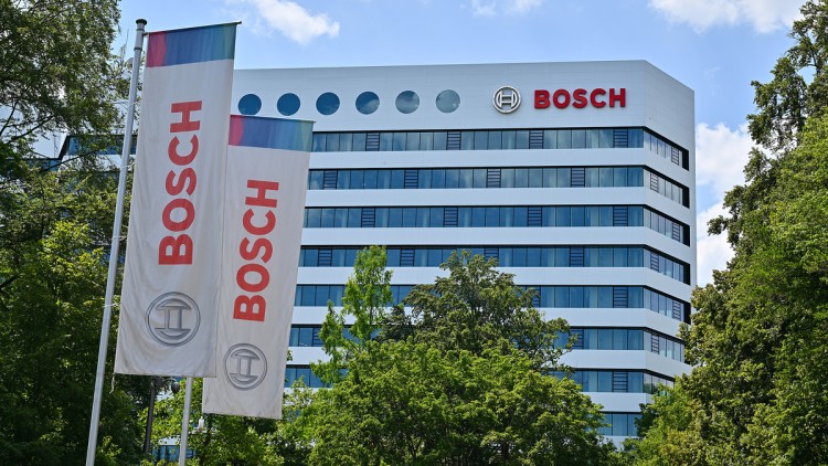 Gerlingen: Zwei Fahnen mit Bosch-Logo wehen vor der Bosch-Zentrale auf der Schillerhöhe 