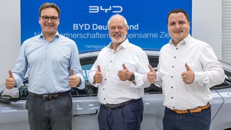 Von links: BYD-Deutschlandchef Lars Bialkowski, Häusler-Geschäftsführer Michael Rappl und Michael Kranz, Gesamtvertriebsleiter Neuwagen und BYD-Markenverantwortlicher im Autohaus Häusler.