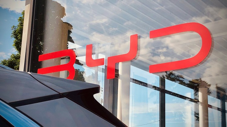 BYD-Logo an einem Autohaus-Showroom