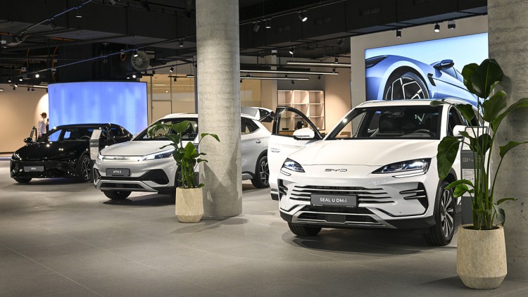 BYD-Autos stehen im BYD-Store in Berlin.