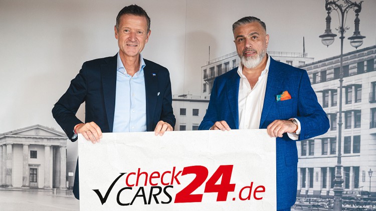 Hertha BSC-Geschäftsführer Thomas E. Herrich und Ilhan Erikli, Gründer und Gesellschafter der CheckCars24 GmbH.
Hertha BSC-Geschäftsführer Thomas E. Herrich und Ilhan Erikli, Gründer und Gesellschafter der CheckCars24 GmbH