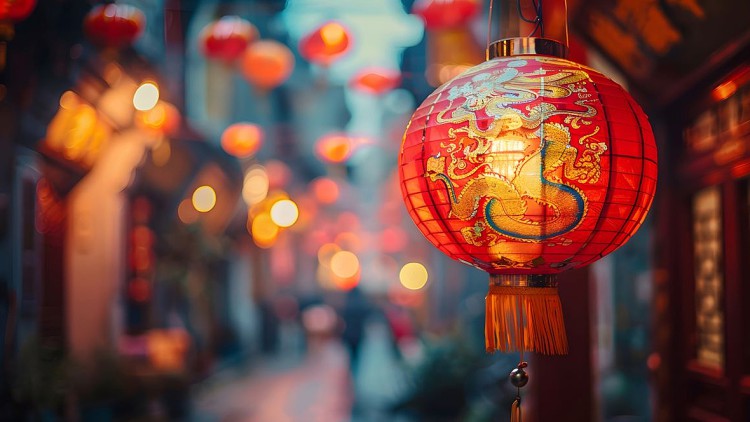 Traditionielle Straßenszene in China mit Lampion und Drachenmotiv