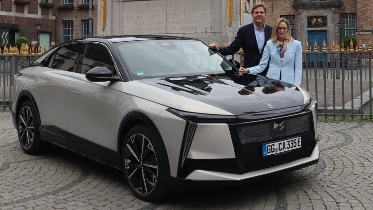 Christine-Schulze-Tergeist-Managing-Director-Stellantis-Premium-Brands-Germany-und-Dr-Klaus-Gutberlet-Geschäftsführer-der-Autohaus-Ulmen-Gruppe