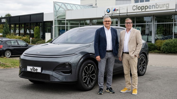 Martin Rada, Managing Director von Vibe Moves You mit Kurt Schiffner, Brand Manager Xpeng/Maxus.