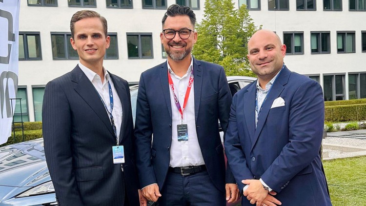 V.l.n.r: Fritz Tiemeyer (Automobile Darmas), Patrick Schulz (BYD Deutschland) und Christian Simon (Automobile Darmas)