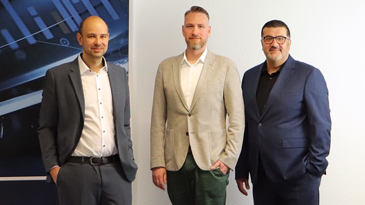 V.l.n.r.: Stefan Behringer (Head of National Sales Dataforce), Sebastian Struck (Geschäftsführer Autobusiness Partner Service GmbH) und Levent Simal (Geschäftsführer Dataforce)