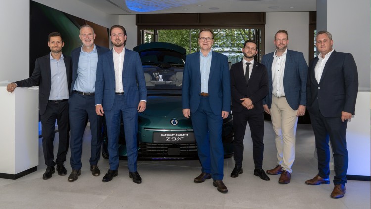 Paolo Cesani (Product Manager Denza), Klaus Hartmann (Regional Sales Director Denza), Marijan Luckas (Markenverantwortlicher Jacobs Gruppe), Lars Bialkowski (Country Manager BYD Deutschland), Timo Klaissle (Network Manager Denza); Arne Bechmann (Marketing