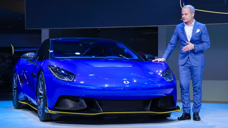 Der Sportwagen Denza Z kommt nach Deutschland. Rechts: sein deutscher Designer Wolfgang Egger