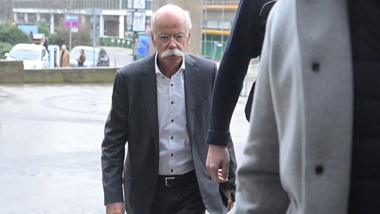 Dieter Zetsche, ehemaliger Daimler-Vorstandsvorsitzender geht in einen Eingang des Gebäudekomplexes, in dem sich das Landgericht und Oberlandesgericht Stuttgart befinden. Klagenden Anleger werfen in einem Kapitalanleger-Musterverfahren der Mercedes-Benz G