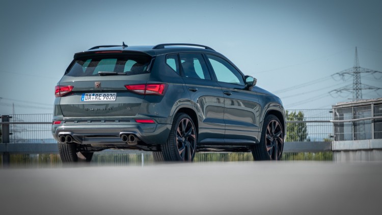 Cupra Ateca VZ steht auf einem Parkhausdach und wurde tief von hinten fotografiert