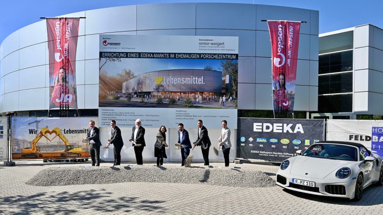 Mit einem symbolischen Spatentich wurde das gemeinsame Projekt „In alt mach neu“ der Jepsen Autogruppe mit Edeka auf den Weg der Umsetzung gebracht (v.l.n.r.): Sven Reichelt, Gerhard Ely und Michael Losert von EDEKA Südbayern, Oberbürgermeisterin Gertrud 