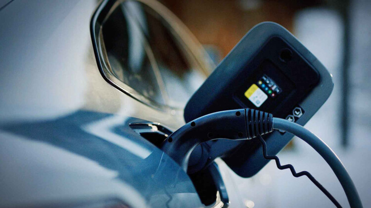 Elektroauto mit Ladekabel