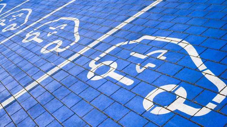 Niedersachsen, Laatzen: Symbole markieren Ladeplätze an Schnellladesäulen für Elektroautos in der Region Hannover. 