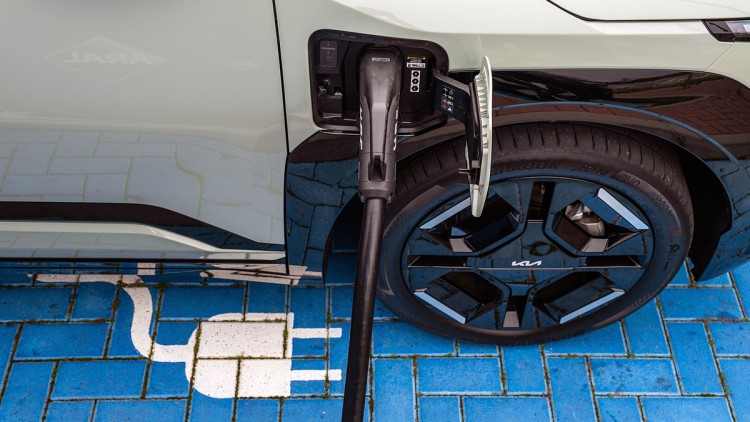 Laden eines Elektro-Kia