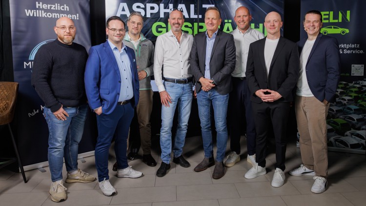 V. l.: Dennis Baro (Head Of Product ELN Systems), Meikel Baum-Rivera (Kooperationsmanager Vertrieb akf Bank), Sebastian Fischer (Geschäftsführer ELN Systems), Oliver Stieber (Geschäftsführer Autohaus Stieber), Markus Hamacher (Geschäftsführer ELN Systems)