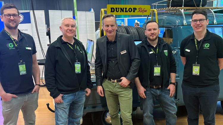 Geschäftsführer Markus Hamacher (Mitte) mit dem Gettygo-Team auf der ELN-Tagung 2024 am
Nürburgring. Händler können den Teile- und Reifenshop von Gettygo über ELN direkt nutzen.