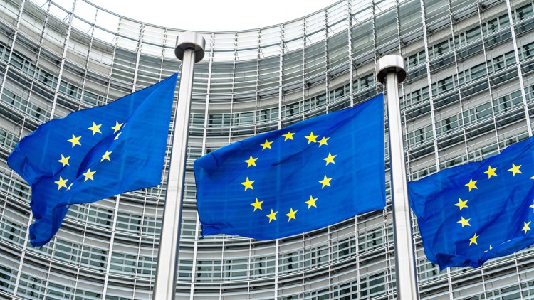 Europaflaggen vor dem Sitz der Europäischen Kommission in Brüssel


