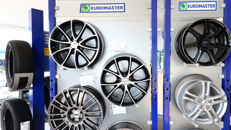 Euromaster-Produktwand mit Reifen und Felgen