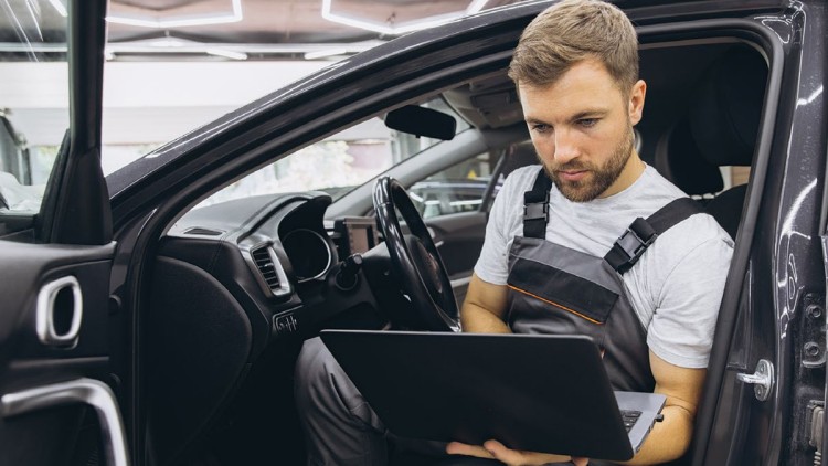 Fahrzeugdiagnose in der Werkstatt: Künstliche Intelligenz sucht die richtigen Informationen in den richtigen Datenquellen.