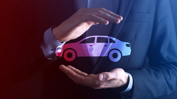 Symbolbild für das Thema Fahrzeuggarantie - ein Mann hält schützend seine Händler um ein Auto-Piktogramm