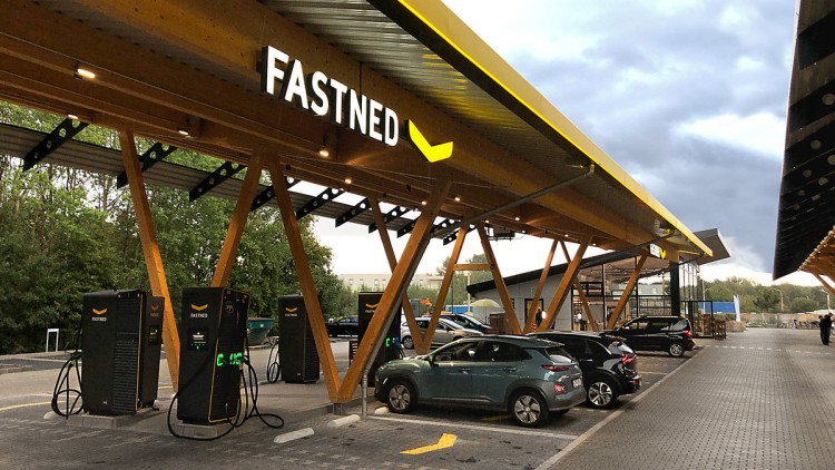 Fastned_Ladepark_Hilden_Ladesäule