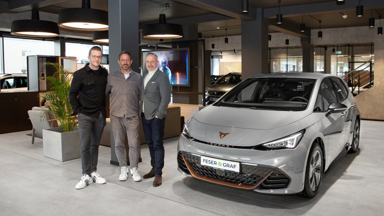 V.l.n.r.: Max Feser, Markensprecher Cupra bei Feser-Graf, Erik Händler, Leiter Händlerorganisation Cupra Deutschland, und Markus Kugler Geschäftsführer der Feser, Graf & Co. Automobil Holding GmbH, im Showroom in Lauf.  