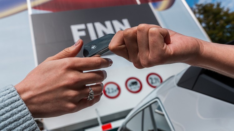 Finn-Fahrzeugübergabe an der Abholstation in München