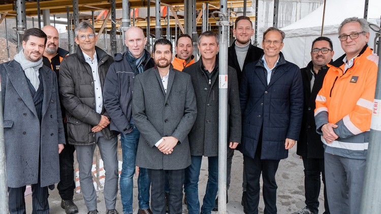 V.l.n.r.: Matthias Nölke (Stadtkämmerer Stadt Kassel), Frank Althoff (Bauleiter Ten Brinke), Marcus Birnbaum (Leiter Bau- und Immobilienabteilung Glinicke), Eddie Hillebrink (Projektleiter Ten Brinke), Davide Perillo (Firmenkundenberater Kasseler Sparkass