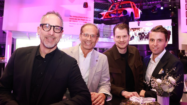 V.l.n.r. Thomas Illner (COO Porsche Deutschland), Florian Glinicke (Geschäftsführender Gesellschafter Glinicke Automobil Holding), Dennis Heyn (Moderator) und Fabian Hottenrott (Geschäftsführer Porsche Zentrum Kassel).