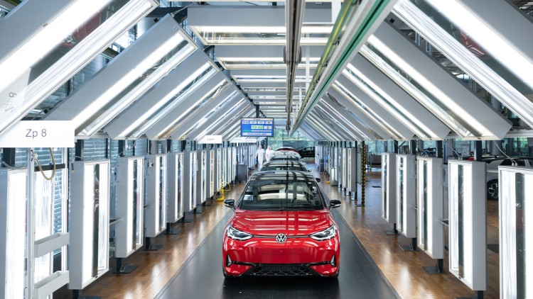 GM_Dresden_ID.3_rot_picture_alliance_dpa_Sebastian_Kahnert_HD