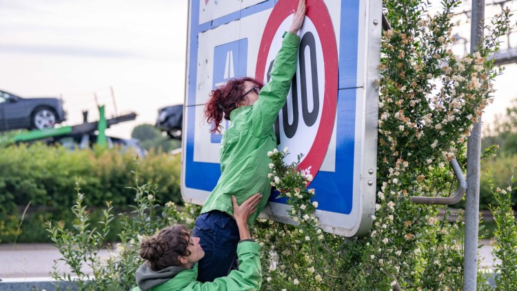 Greenpeace_Aktion_Tempo_100_Benjamin Westhoff_dpa_89882973