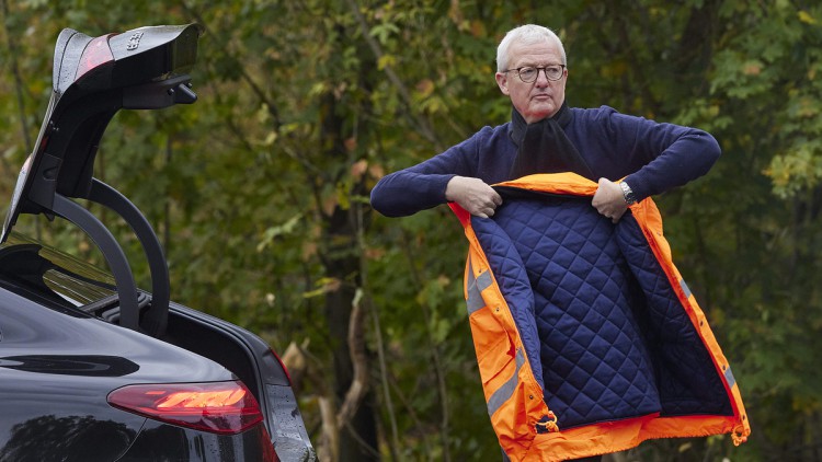 Guido Beermann (CDU), Brandenburgs Verkehrsminister, steigt aus einem Auto, um sich an der Landesstraße L 30 zwischen Schönow und Gorinsee (Barnim) über das Kompaktasphaltverfahren zu informieren.