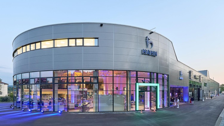 Das neue Autohaus der Hahn Gruppe ist ein Blickfang vor den Toren der Stadt Pforzheim.