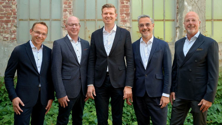 Sven Holtermann, ehem. Geschäftsführer der Herbrand Gruppe (rechts) mit der neu aufgestellten Geschäftsführung: v.l.n.r. Georg Jeuken, Michael Haglage, Daniel Hennig und Richard Lacek-Herbrand. Sven Holtermann bleibt der
Gruppe als Gesellschafter erhalte