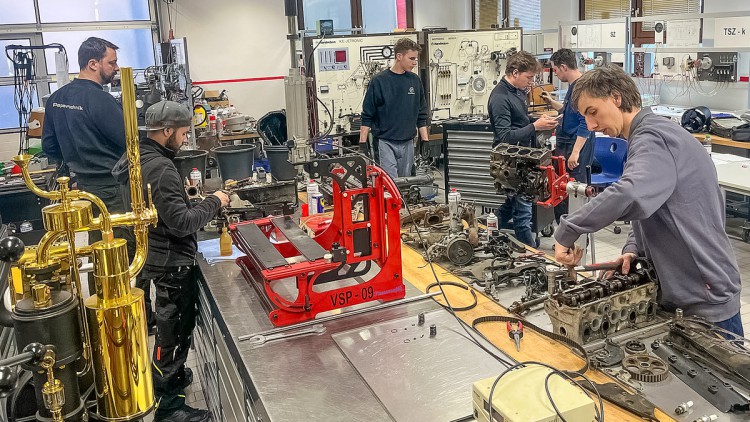 HfWU-Lehrwerkstatt für den Zertifikatslehrgang "Experte für Young- und Oldtimertechnik"