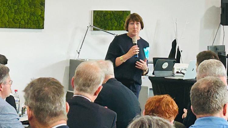 Hildegard Müller spricht im Autohaus Weller in Bietigheim-Bissingen