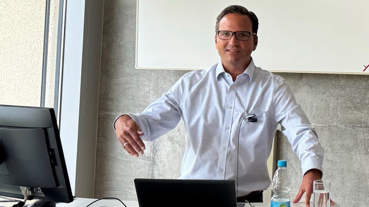 Henning Schick, Leiter Sales bei der Holman GmbH zeigte den Studenten an der HfWU, dass Leasing auch "leicht" sein darf.