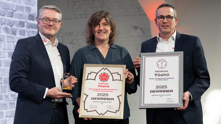 Holger M. Obst, Head of Automobile Honda Germany, Carmen Eckardt und Frank Engels, CSO Field & Planning Department Manager, bei der Award-Verleihung